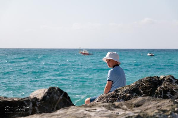 L'enfant sur le bord de mer